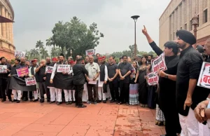 NEET और छात्र आंदोलन पर संसद में विपक्ष का हंगामा, राहुल-प्रियंका समेत कई सांसदों ने किया प्रदर्शन