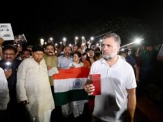 राहुल गांधी के नेतृत्व में विपक्ष पहुंचा गांधी स्मृति, मोदी सरकार पर लोकतंत्र दबाने का आरोप