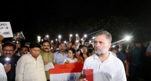 राहुल गांधी के नेतृत्व में विपक्ष पहुंचा गांधी स्मृति, मोदी सरकार पर लोकतंत्र दबाने का आरोप
