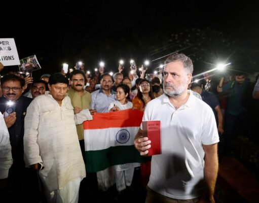 राहुल गांधी के नेतृत्व में विपक्ष पहुंचा गांधी स्मृति, मोदी सरकार पर लोकतंत्र दबाने का आरोप
