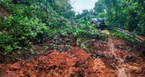 कर्नाटक के शिवमोगा में भारी बारिश के बाद लैंडस्लाइड