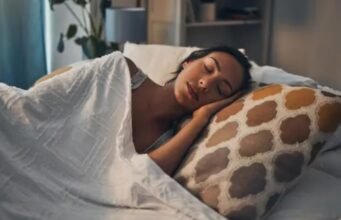 सुकून भरी गहरी नींद के लिए सोने से पहले करें ये योगासन