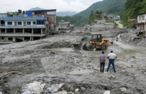 नेपाल त्रासदी के बीच टीचर ने कैसे बचाई हजारों बच्चों की जान