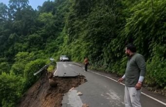 भूस्खलन से NH-707-A पर सड़क धंसी, बड़ा हिस्सा पूरी तरह क्षतिग्रस्त; मसूरी-यमुना ब्रिज मार्ग बंद