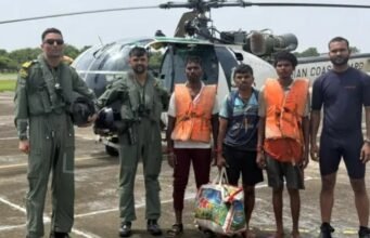 अरब सागर में डूबती नाव से 9 मछुआरों को तटरक्षक बल ने बचाया