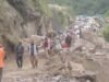 बदरीनाथ हाईवे: हाथी पहाड़ के पास भारी बोल्डर गिरने से 20 मी.सड़क ध्वस्त