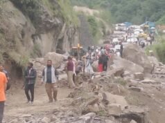 बदरीनाथ हाईवे: हाथी पहाड़ के पास भारी बोल्डर गिरने से 20 मी.सड़क ध्वस्त