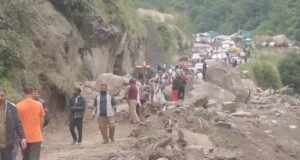 बदरीनाथ हाईवे: हाथी पहाड़ के पास भारी बोल्डर गिरने से 20 मी.सड़क ध्वस्त