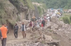 बदरीनाथ हाईवे: हाथी पहाड़ के पास भारी बोल्डर गिरने से 20 मी.सड़क ध्वस्त