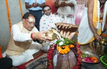 बाबा कर्मेश्वर धाम में मुख्यमंत्री साय ने किया रुद्राभिषेक, मंगल भवन की घोषणा