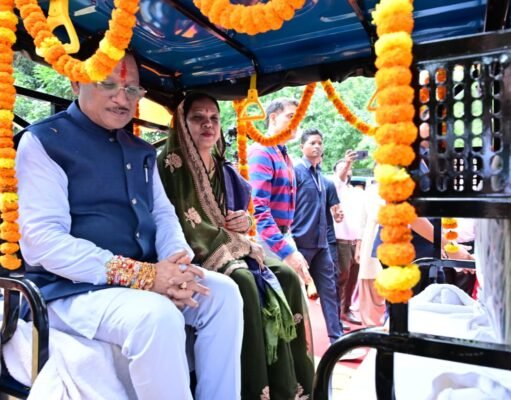 जशपुर एक्सप्रेस: 50 महिलाओं को ई-रिक्शा, स्वरोजगार की नई राह
