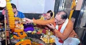 नागपंचमी पर मुख्यमंत्री साय ने फलेश्वरनाथ महादेव मंदिर में की पूजा-अर्चना