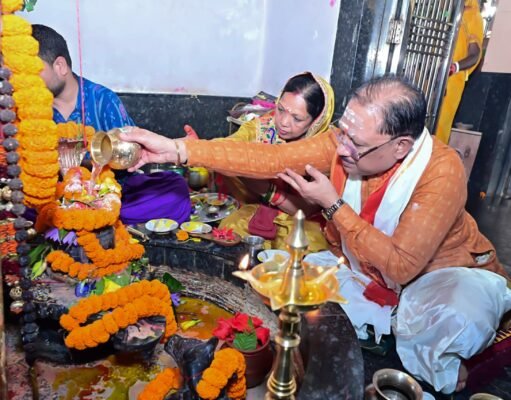 नागपंचमी पर मुख्यमंत्री साय ने फलेश्वरनाथ महादेव मंदिर में की पूजा-अर्चना