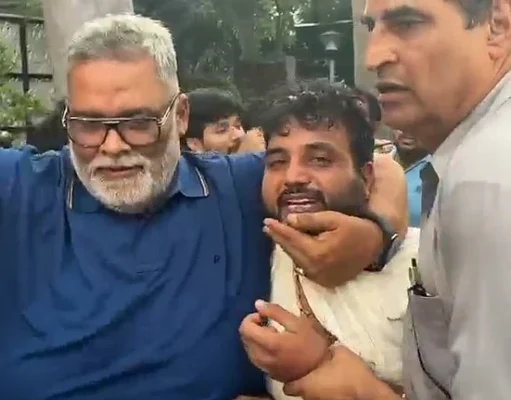 पप्पू यादव की प्रेस कॉन्फ्रेंस में हंगामा, युवक ने फेंकी चप्पल; सांसद बोले- ‘मेरी हत्या की साजिश थी’