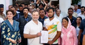 पैलेट गन मामले में दिल्ली पुलिस ने दर्ज की FIR, राहुल गांधी के धरने के बाद हुई कार्रवाई