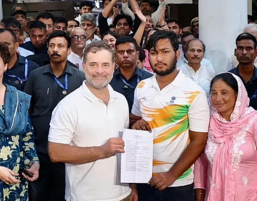 पैलेट गन मामले में दिल्ली पुलिस ने दर्ज की FIR, राहुल गांधी के धरने के बाद हुई कार्रवाई