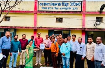 शिक्षकों की 27 अगस्त से अनिश्चितकालीन हड़ताल, प्रशासन को सौंपा ज्ञापन