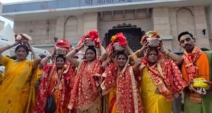 काशी विश्वनाथ मदिर: शृंगार गौरी केस से जुड़ी वादिनी महिलाओं ने किया जलाभिषेक