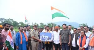तिरंगे की छांव में बदलता बस्तर : भय से विश्वास और हिंसा से विकास की ओर