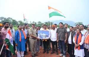 तिरंगे की छांव में बदलता बस्तर : भय से विश्वास और हिंसा से विकास की ओर
