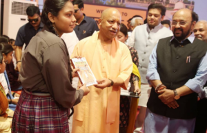 लखनऊ विश्वविद्यालय में पुस्तक महोत्सव, सीएम योगी छात्रों से बोले- पाठ्यक्रम के साथ अच्छी किताबें खरीदें