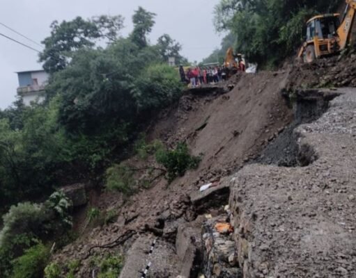 उत्तराखंड: मसूरी-देहरादून मार्ग पर पानीवाला बैंड के पास भू-धंसाव