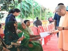 एक-एक फरियादी के पास पहुंचे सीएम योगी, अफसरों को दिए सख्त निर्देश