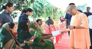 एक-एक फरियादी के पास पहुंचे सीएम योगी, अफसरों को दिए सख्त निर्देश