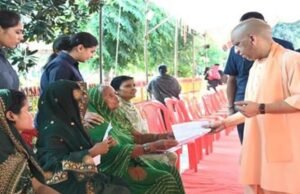 एक-एक फरियादी के पास पहुंचे सीएम योगी, अफसरों को दिए सख्त निर्देश