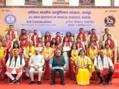 रायपुर: उपराष्ट्रपति ने रायपुर एम्स में मेधावियों को दिए स्वर्ण पदक