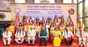 रायपुर: उपराष्ट्रपति ने रायपुर एम्स में मेधावियों को दिए स्वर्ण पदक