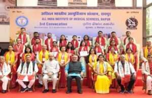 रायपुर: उपराष्ट्रपति ने रायपुर एम्स में मेधावियों को दिए स्वर्ण पदक