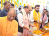 काशी विश्वनाथ धाम में विशेष पूजा: सीएम योगी, रक्षामंत्री ने काटा केक