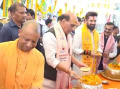 काशी विश्वनाथ धाम में विशेष पूजा: सीएम योगी, रक्षामंत्री ने काटा केक