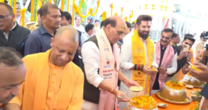 काशी विश्वनाथ धाम में विशेष पूजा: सीएम योगी, रक्षामंत्री ने काटा केक