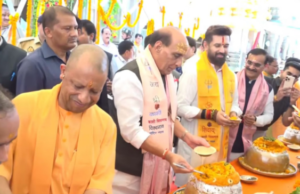 काशी विश्वनाथ धाम में विशेष पूजा: सीएम योगी, रक्षामंत्री ने काटा केक