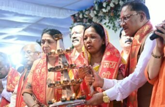 सवा लाख दीपों से जगमगाया महादेव घाट, मोदी के दीर्घायु जीवन की कामना