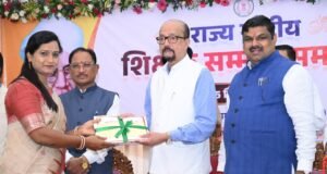 शिक्षकों की भूमिका तकनीक के दौर में और महत्वपूर्ण : राज्यपाल डेका