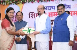 शिक्षकों की भूमिका तकनीक के दौर में और महत्वपूर्ण : राज्यपाल डेका