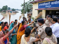 शेखपुरा में बाढ़ग्रस्त घोषित करने की मांग पर हंगामा, सीओ पर झाड़ू से हमला