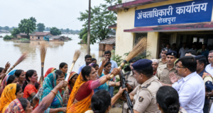 शेखपुरा में बाढ़ग्रस्त घोषित करने की मांग पर हंगामा, सीओ पर झाड़ू से हमला