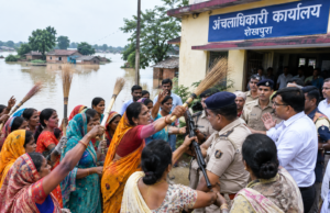 शेखपुरा में बाढ़ग्रस्त घोषित करने की मांग पर हंगामा, सीओ पर झाड़ू से हमला