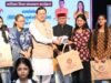 सरकार ने बालिकाओं को दिया स्मार्टफोन का तोहफा