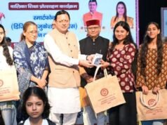 सरकार ने बालिकाओं को दिया स्मार्टफोन का तोहफा
