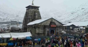 केदारनाथ: बर्फ की सफेद चादर में सजा बाबा केदार का धाम