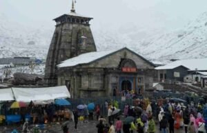 केदारनाथ: बर्फ की सफेद चादर में सजा बाबा केदार का धाम