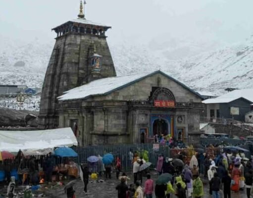केदारनाथ: बर्फ की सफेद चादर में सजा बाबा केदार का धाम