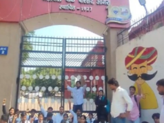 आगरा विश्वविद्यालय में हंगामा: छात्रों ने यूनिवर्सिटी गेट पर जड़ा ताला