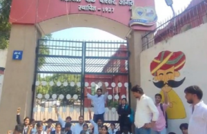 आगरा विश्वविद्यालय में हंगामा: छात्रों ने यूनिवर्सिटी गेट पर जड़ा ताला