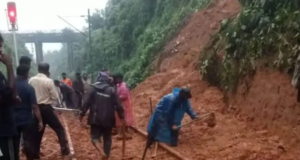 केरलम में भूस्खलन से ट्रेन का इंजन पटरी से उतरा